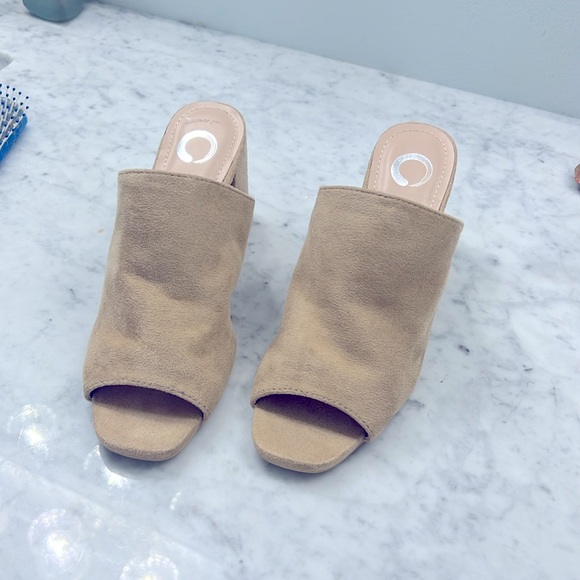 Journee Block Sandals in Tan Suede. Sz 7 1/2 - Picture 4 of 6